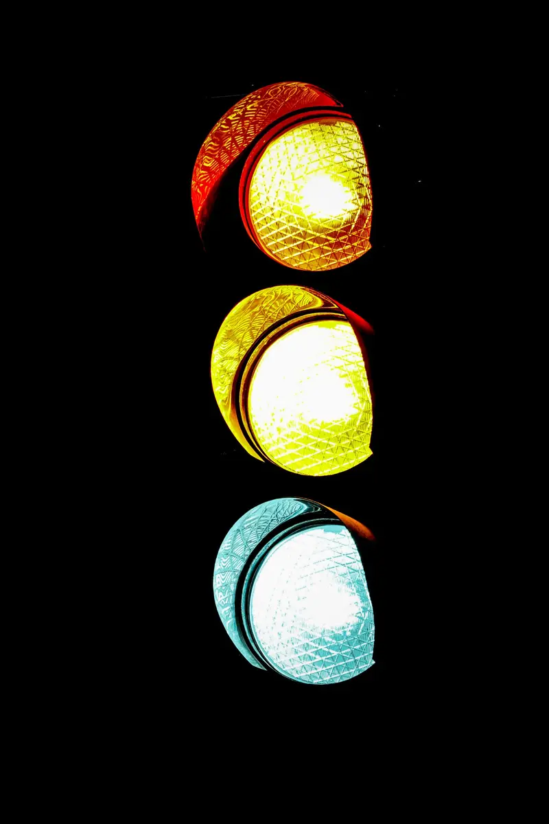 Ampel, bei der Rot, Gelb und Grün gleichzeitig leuchten