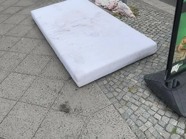 Matratze auf dem Gehweg