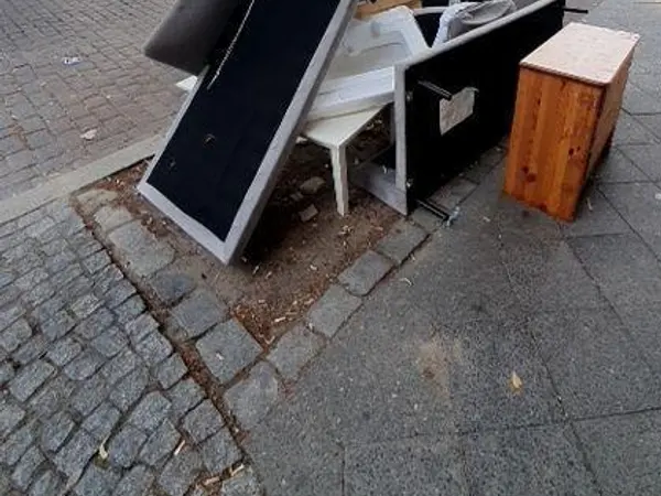 Sperrmüll am Straßenbaum