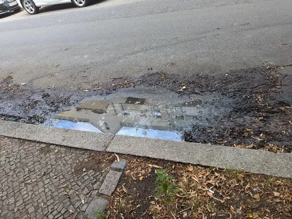 Schlagloch mit Pfütze